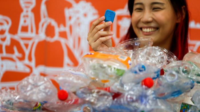 Амулеты из пластиковых отходов начали изготавливать в Таиланде
                15 февраля 2022, 15:09