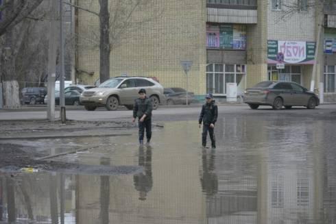 Устранить причины затопления частных секторов и появления луж в городе попросил начальник УЧС Караганды