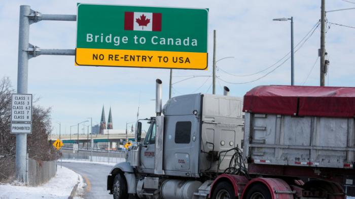 Протестующие в Канаде прекратили блокаду автотрассы на границе с США
                16 февраля 2022, 13:17
