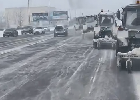 Основные дороги и тротуары Караганды обещают очистить от снега за трое суток