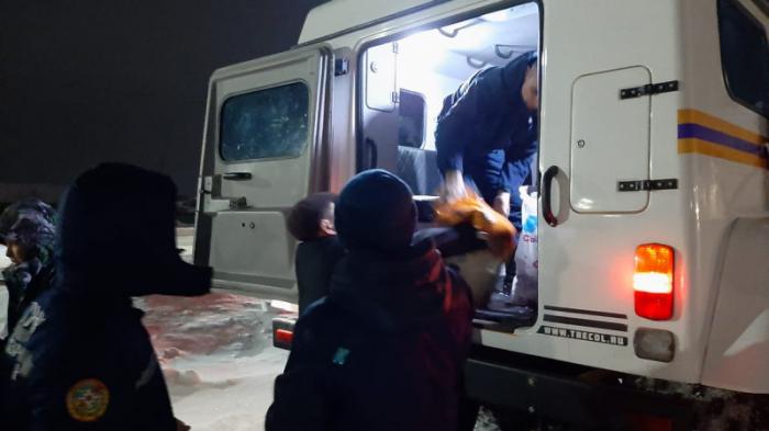 Спасатели привезли продукты на спецтехнике в заметенное село Костанайской области
                17 февраля 2022, 12:42