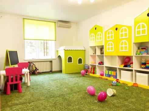 Родители возмущены рекомендациями частного детского сада в Караганде покупать бахилы