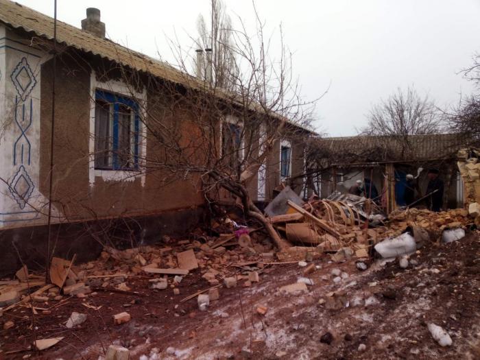 Под обстрел боевиков попал поселок Врубовка на Луганщине. Снаряд боевиков попал во двор лицея