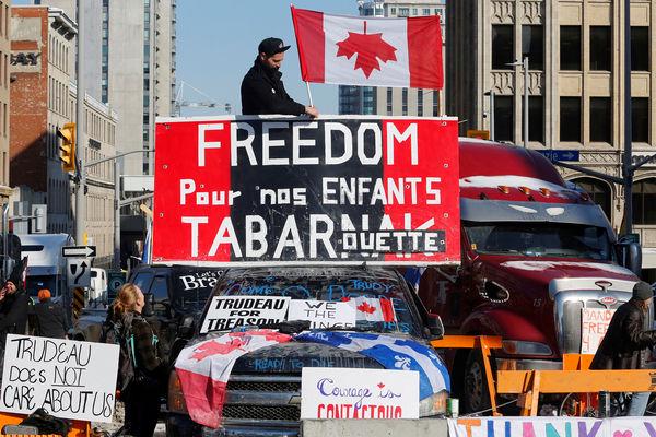 Власти Канады начали замораживать счета протестующих против коронавирусных ограничений