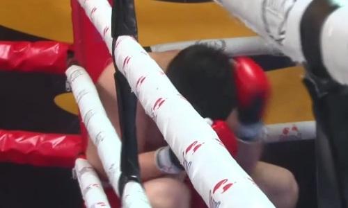 Упавшего 18-летнего казахстанского боксера зверски забили у канатов. Видео нокаута