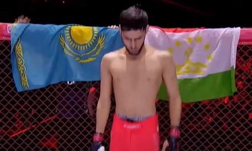 Вышедший под флагом Казахстана таджикский боец проиграл претендентский бой кровавым нокаутом. Видео