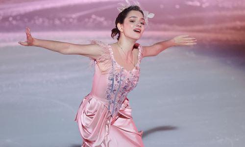 Российская фигуристка покрасовалась в розовом костюме с вырезом на груди после Олимпиады-2022. Видео