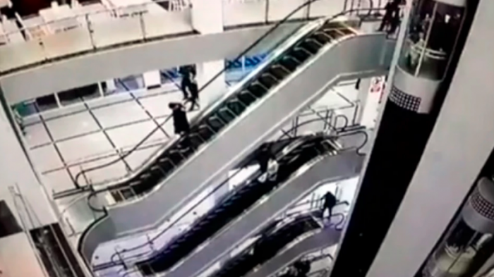 Мужчина погиб, упав с внуком с эскалатора четвертого этажа торгового центра
                21 февраля 2022, 00:40