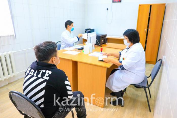 Более 450 тысяч подростков получили вакцину от КВИ в Казахстане