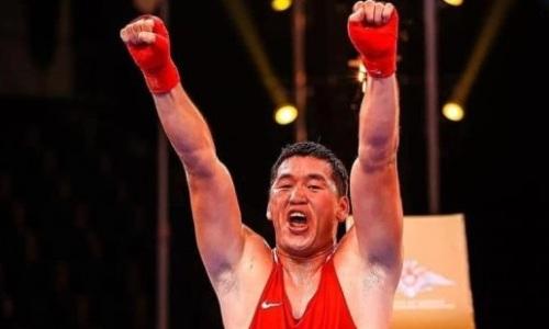 Тяжеловес из Казахстана победил призера чемпионата мира и будет биться за медаль с узбекистанцем