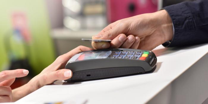 Количество операций с использованием платежных карт увеличилось на треть в 2021