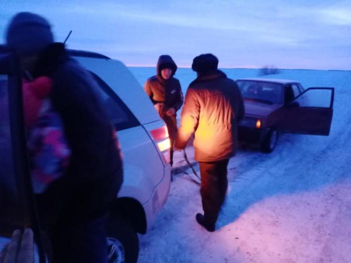 Три автомобился за сутки вытащили из заносов североказахстанские спасатели