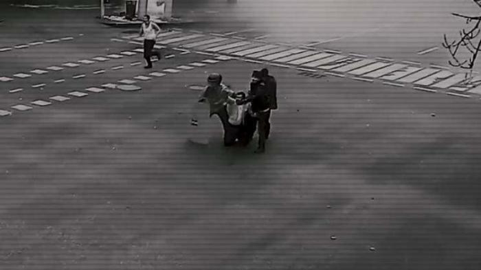 Кадры с камеры: полицейского использовали как щит во время беспорядков в Алматы
                26 февраля 2022, 06:45