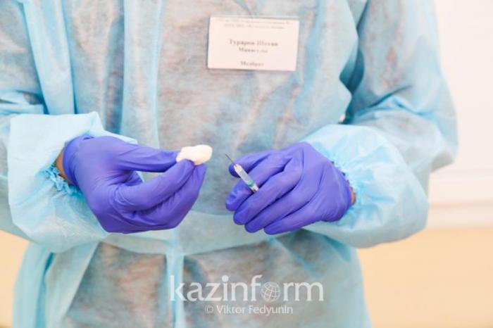 Сколько казахстанцев получили вакцину от коронавируса