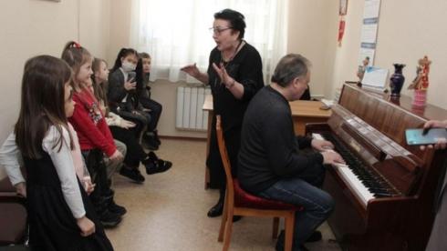 «Будущие таланты»: Солисты карагандинской филармонии учили детей основам вокала