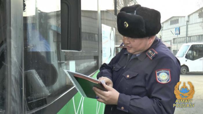 Полицейские проверяют автобусы в Алматы
                26 февраля 2022, 12:24