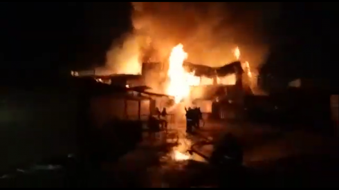 В Караганде горит рынок «АлтынАрба»