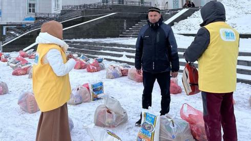 Многодетным семьям Нуринского района волонтёры раздали продуктовые наборы