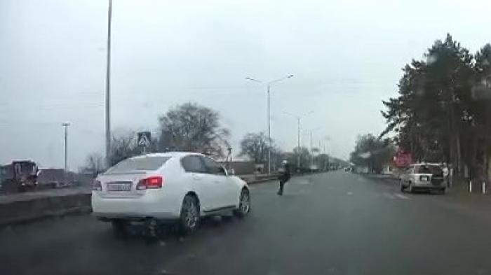 Смертельный наезд на пешехода попал на видео на трассе Алматы - Бишкек
                02 марта 2022, 14:44