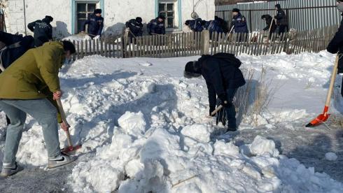 Около 300 карагандинских волонтёров отстояли «Снежную вахту»