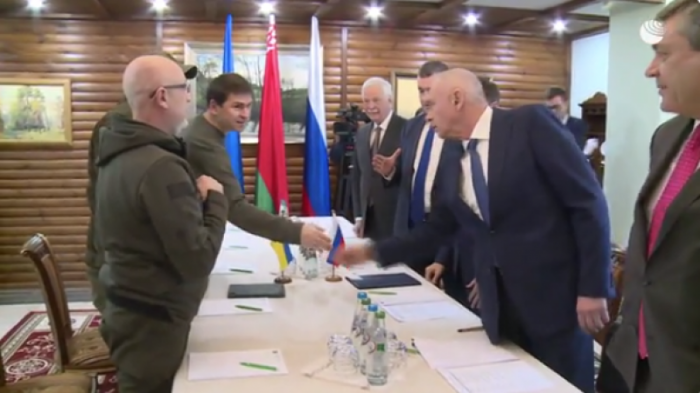 Опубликовано видео начала переговоров России и Украины в Беларуси
                03 марта 2022, 22:17