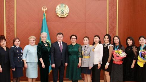Женис Касымбек поздравил женщин Карагандинской области с 8 Марта