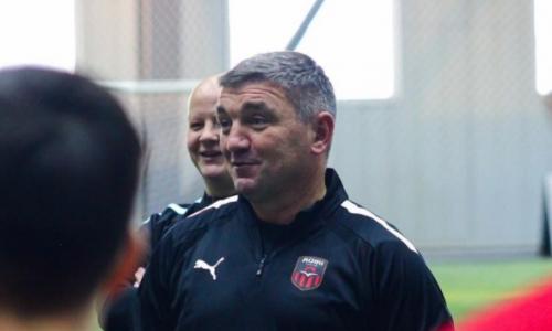Главный тренер клуба КПЛ поддержал Украину во время матча чемпионата Казахстана. Фото