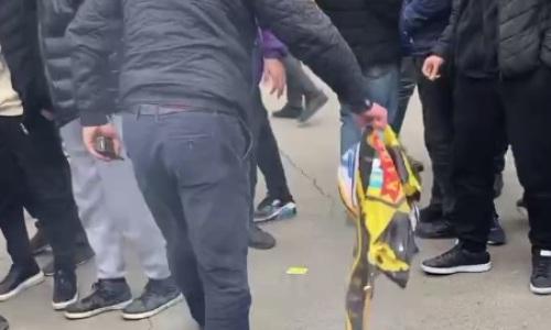 Фанаты «Актобе» после поражения подожгли флаг «Кайрата». Видео