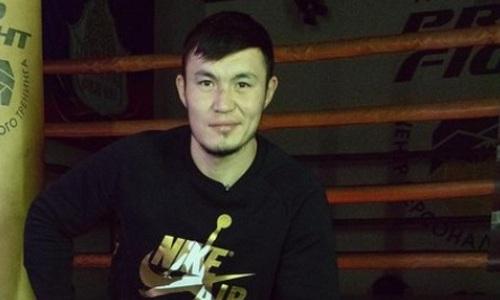 Топовый казахстанский тяжеловес продемонстрировал молниеносную скорость ударов перед боем за титул WBA