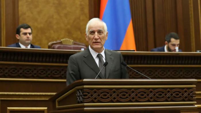 Ваагн Хачатрян принес присягу и вступил в должность президента Армении
                13 марта 2022, 16:17
