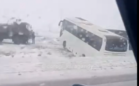 Пассажирский автобус вылетел с дороги на трассе 
