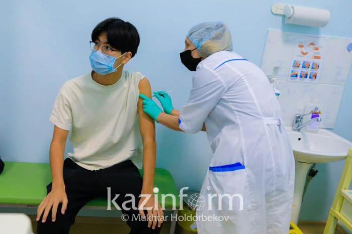 Более 580 тысяч подростков вакцинировались от коронавируса в Казахстане