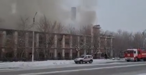 В Темиртау сгорело двухэтажное здание возле КарГРЭС-1