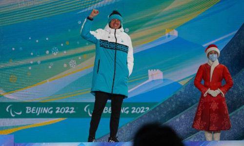 Главному герою Казахстана на Паралимпиаде-2022 подарили квартиру и 5 миллионов тенге. Видео