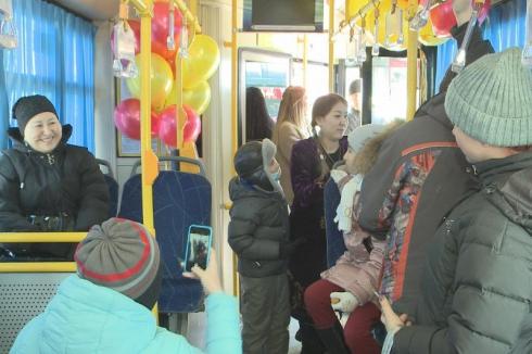 Праздничные автобусы курсируют по улицам Караганды