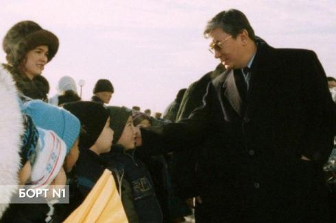Опубликовано фото Президента РК в ходе визита в один из регионов страны в 2000 году
