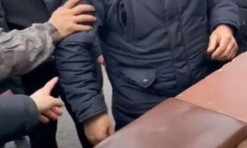 «Вызовите скорую». Казахстанец сломал руку во время соревнования по армрестлингу. Шокирующее видео