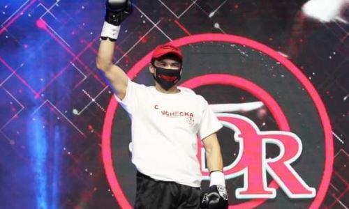 Казахстанский боксер из веса Головкина одержал первую победу нокаутом в карьере. Видео