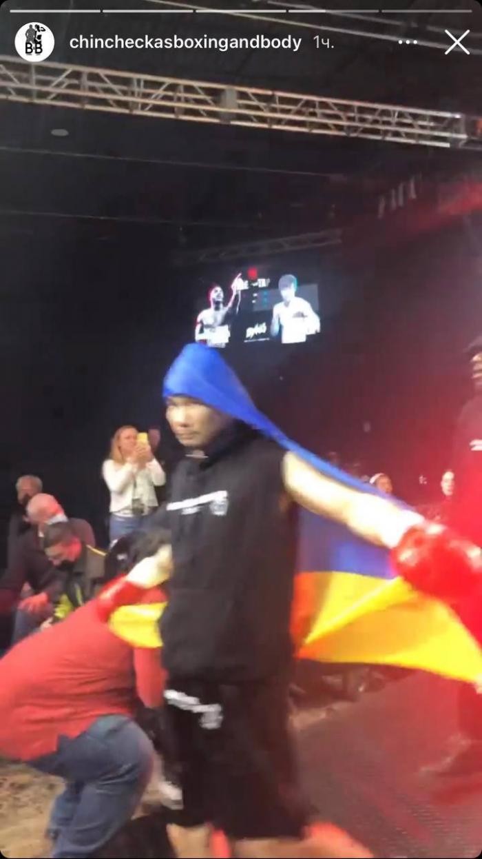 Казахстанский боксер вышел на бой в США с флагом Украины