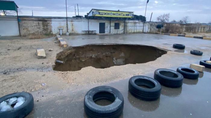Огромная дыра после дождя: Асфальт провалился в Актау
                26 марта 2022, 14:27