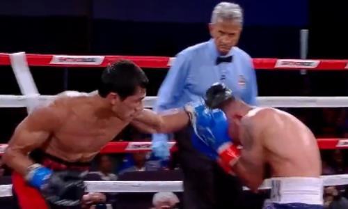 Узбекский боксер разгромил непобежденного россиянина в главном бою вечера в США. Видео