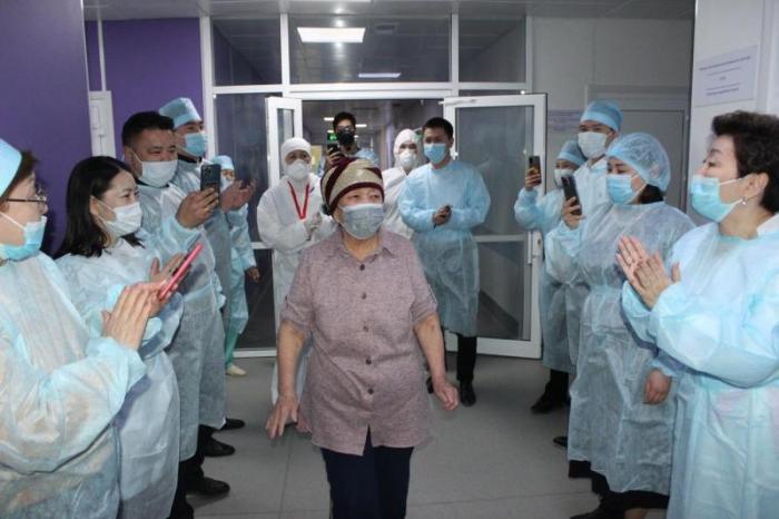 В Атырау из инфекционного стационара выписан последний пациент с COVID-19