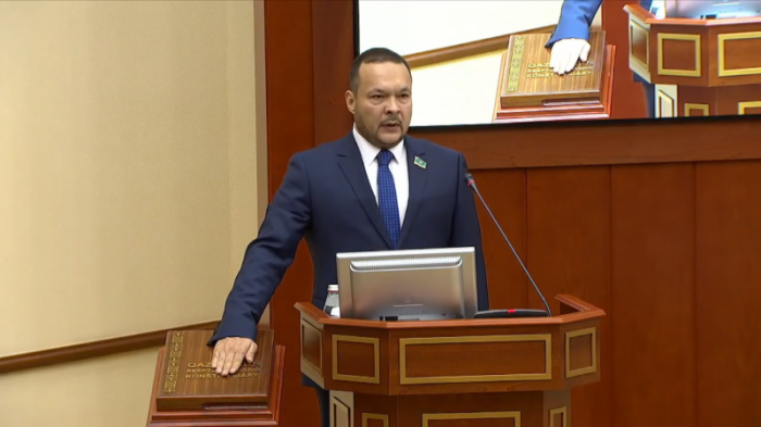 Новый депутат Мажилиса Константин Авершин принес присягу
                30 марта 2022, 10:11