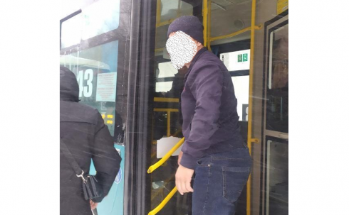 Не поделили пассажиров: в Караганде подрались водители двух автобусов