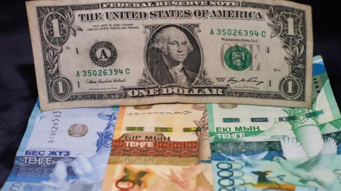 Почему доллар дешевеет, а цены все равно растут, объяснил эксперт
                01 апреля 2022, 08:43