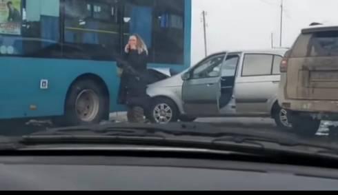 В Пришахтинске столкнулись автобус № 145, легковой автомобиль и внедорожник