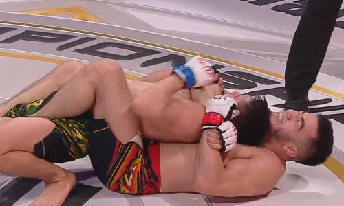 Казахстанский дебютант «задушил» соперника на турнире по MMA в Алматы. Видео