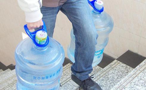 Жителям микрорайона Юго-Восток в Караганде сообщают о необходимости запастись питьевой водой