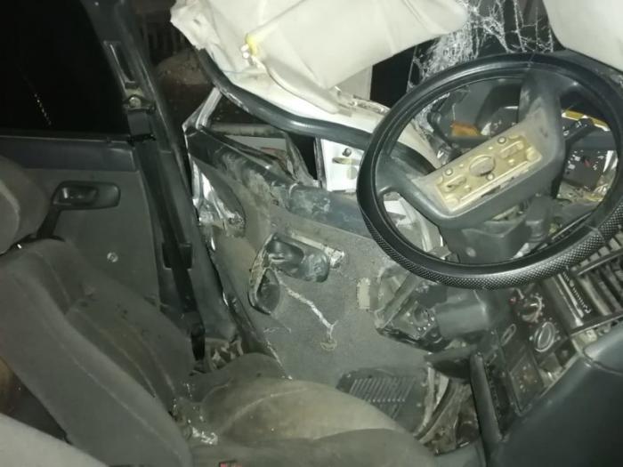18-летний североказахстанец разбил автомобиль, врезавшись в опору