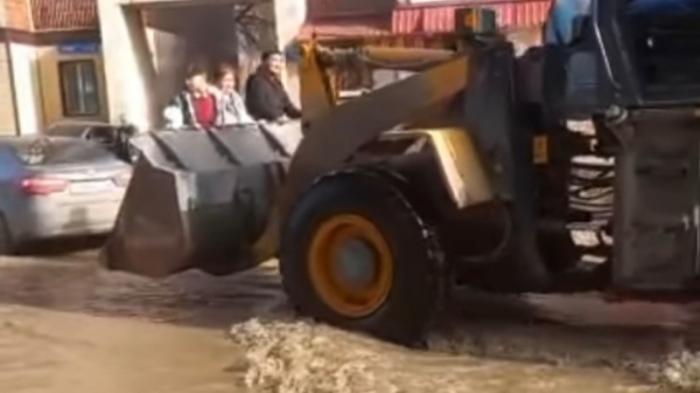 Переправка людей через улицу в ковше погрузчика попала на видео в затопленной Караганде
                05 апреля 2022, 22:15